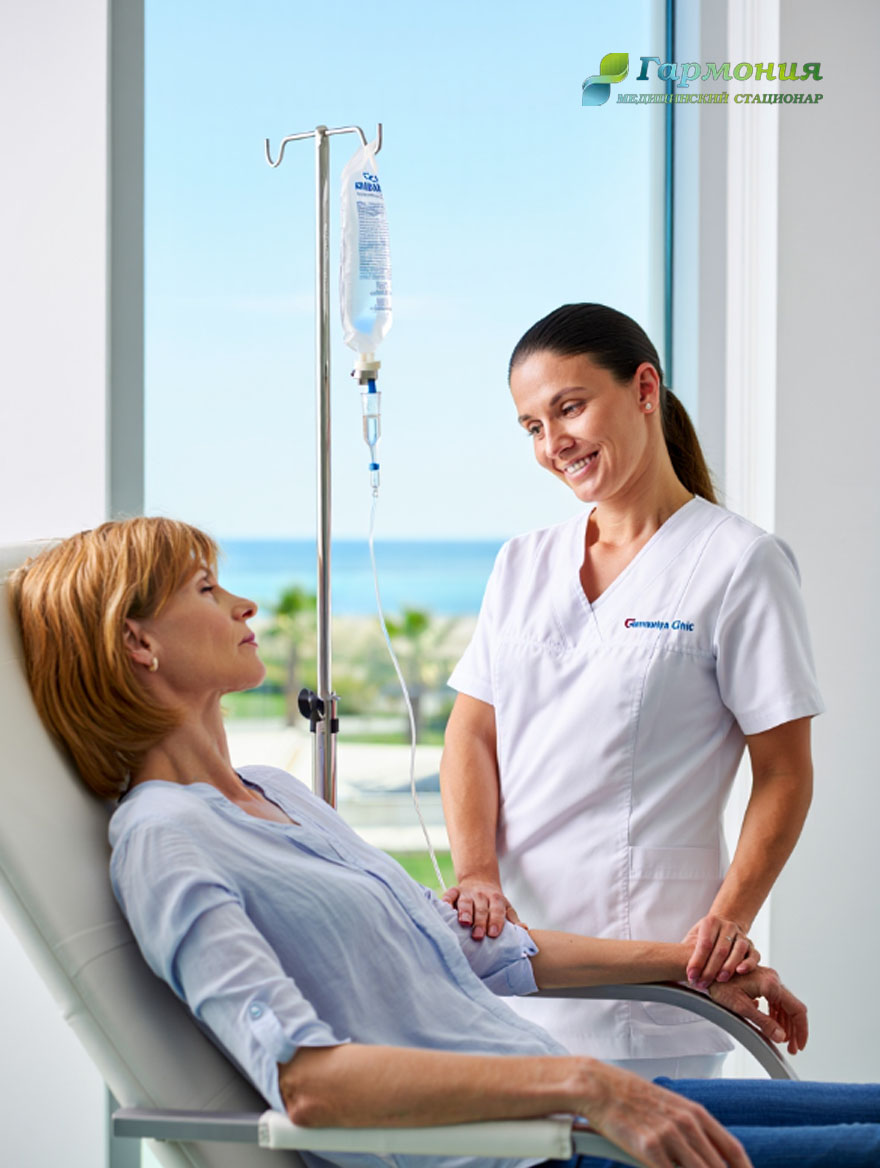 Врач и пациент с капельницей на фоне берега Тараза